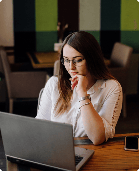 Consultor analisando dados em laptop